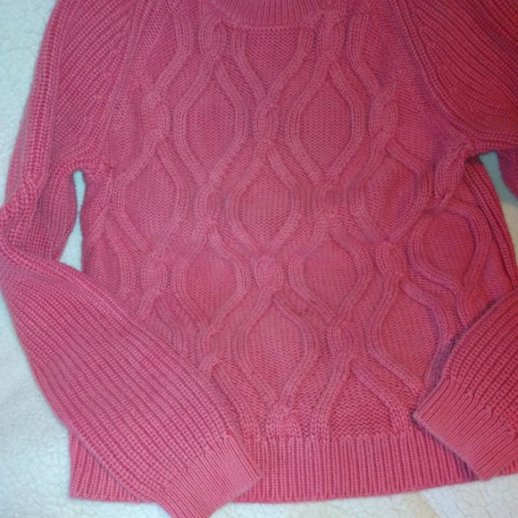 NWOT Gap Sweater - Picture 2 of 5